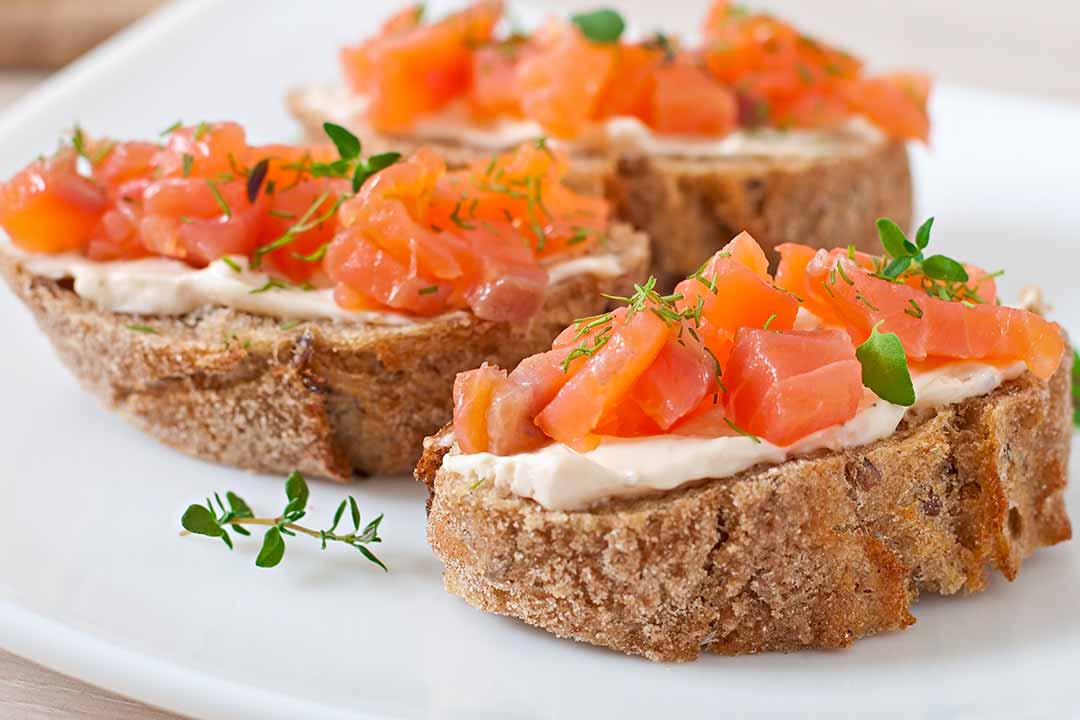En este momento estás viendo Canapés de crema de queso en microondas