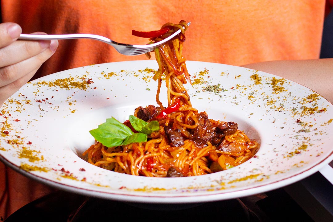 En este momento estás viendo Espaguetis con anchoas y salsa de tomate